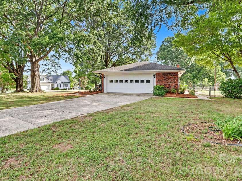 425 Valhalla Drive, Harrisburg, NC 28075.  MLS# CAR4405585, YatesRealty ID 39474. Driveway/Garage