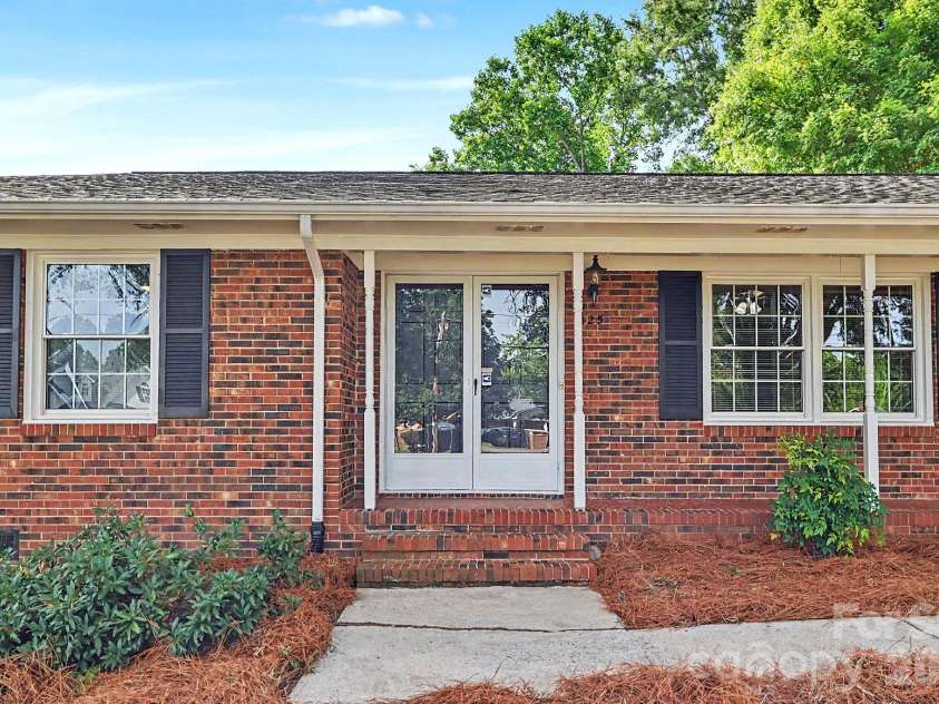425 Valhalla Drive, Harrisburg, NC 28075.  MLS# CAR4405585, YatesRealty ID 39474. Front Door