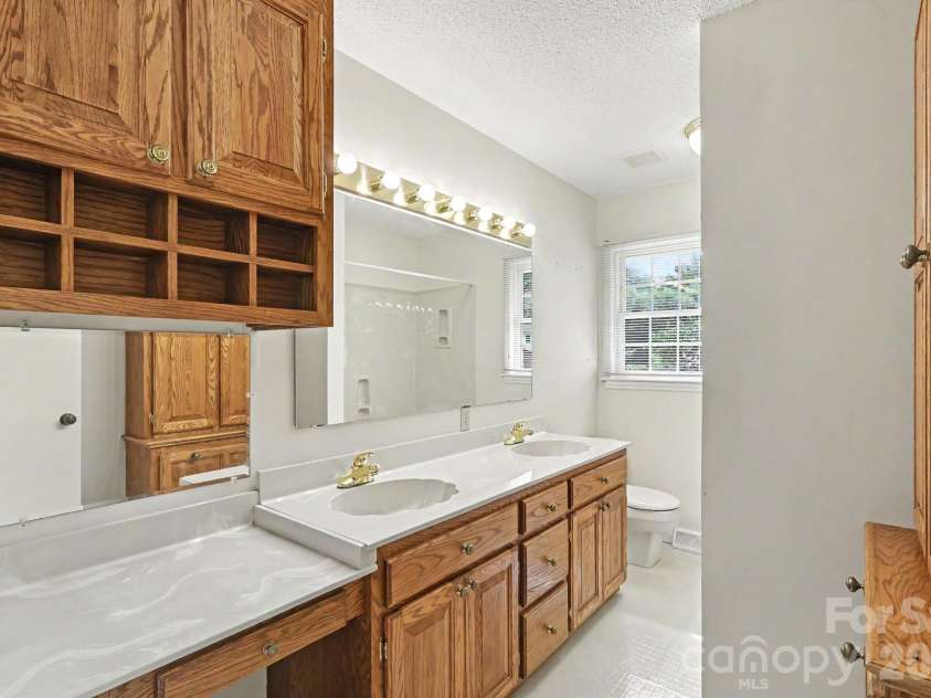 425 Valhalla Drive, Harrisburg, NC 28075.  MLS# CAR4405585, YatesRealty ID 39474. Hall Bath