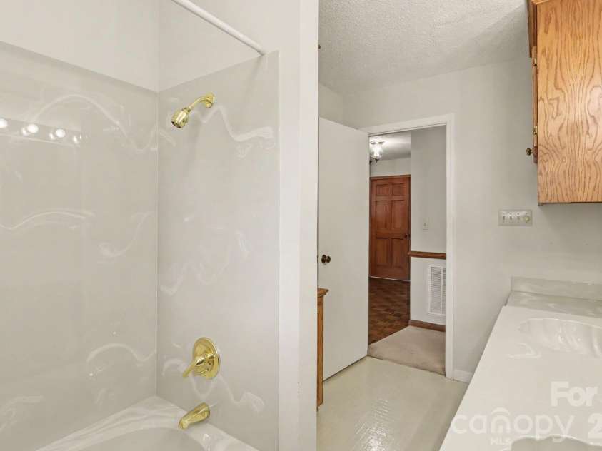 425 Valhalla Drive, Harrisburg, NC 28075.  MLS# CAR4405585, YatesRealty ID 39474. Hall Bath