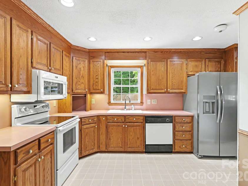 425 Valhalla Drive, Harrisburg, NC 28075.  MLS# CAR4405585, YatesRealty ID 39474. Kitchen