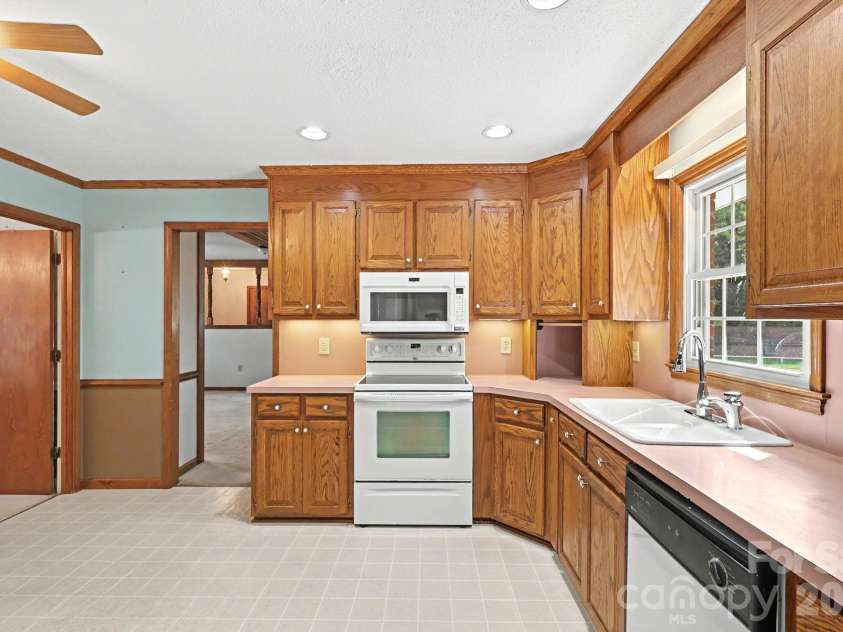 425 Valhalla Drive, Harrisburg, NC 28075.  MLS# CAR4405585, YatesRealty ID 39474. Kitchen & Breakfast