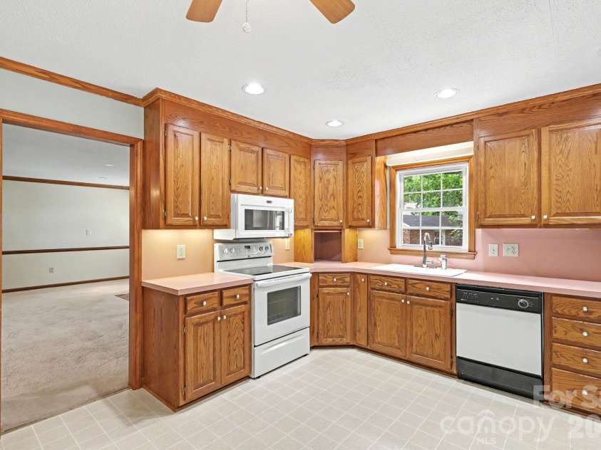 425 Valhalla Drive, Harrisburg, NC 28075.  MLS# CAR4405585, YatesRealty ID 39474. Kithen
