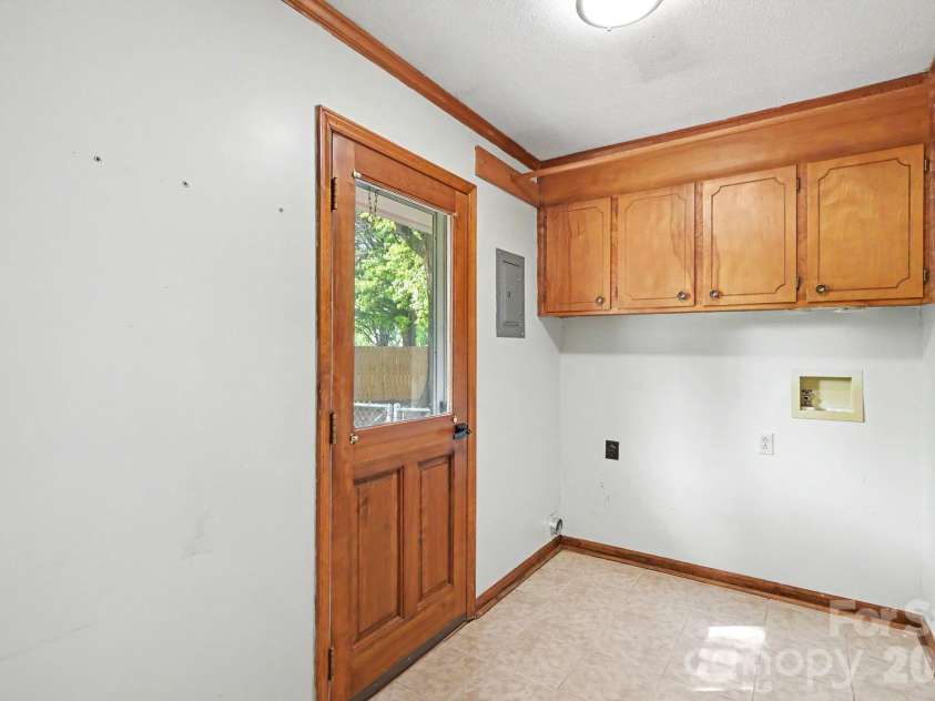 425 Valhalla Drive, Harrisburg, NC 28075.  MLS# CAR4405585, YatesRealty ID 39474. Laundry