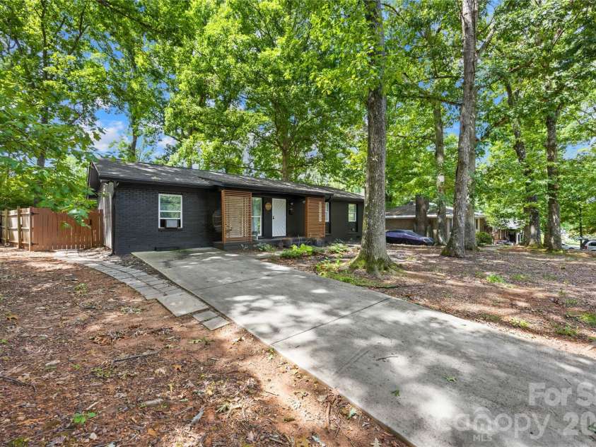 4508 Ivanhoe Place, Charlotte, NC 28205.  MLS# CAR4405275, YatesRealty ID 39479. 