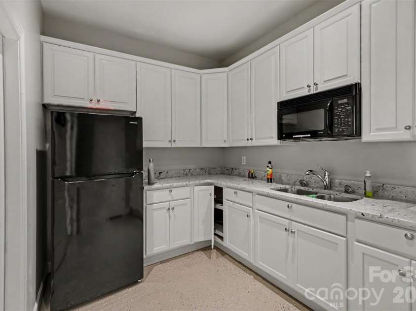 2400 River Oaks Drive, Waxhaw, NC 28173.  MLS# CAR4405322, YatesRealty ID 39481. Club house kitchen