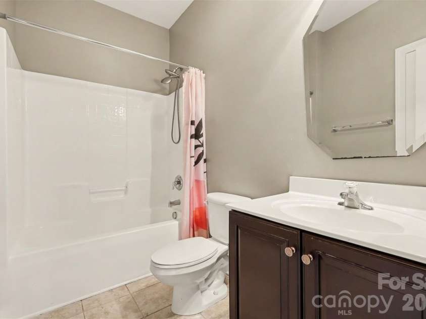 2400 River Oaks Drive, Waxhaw, NC 28173.  MLS# CAR4405322, YatesRealty ID 39481. Third bathroom