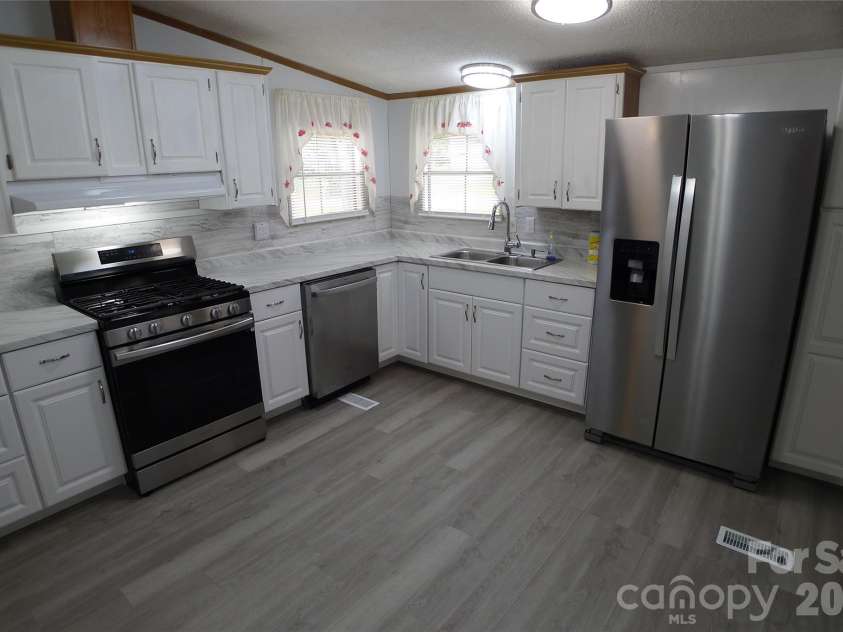 116 Hank Lesser Road, Mocksville, NC 27028.  MLS# CAR4406699, YatesRealty ID 39483. Kitchen