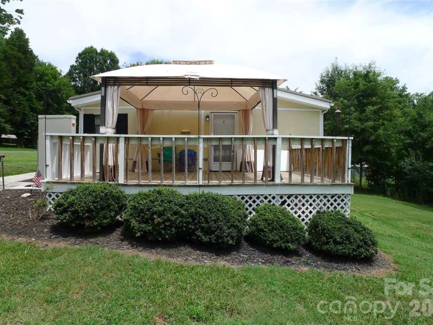 116 Hank Lesser Road, Mocksville, NC 27028.  MLS# CAR4406699, YatesRealty ID 39483. Right side with deck