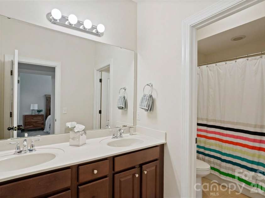 914 Oleander Lane, Waxhaw, NC 28173.  MLS# CAR4404895, YatesRealty ID 39484. Hallway bath shared with BR 3 & 4