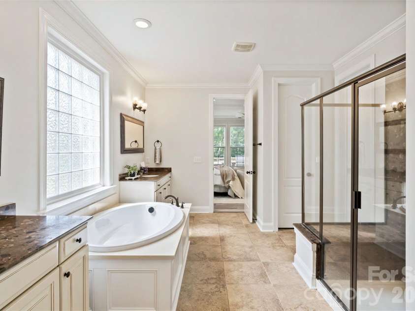 914 Oleander Lane, Waxhaw, NC 28173.  MLS# CAR4404895, YatesRealty ID 39484. Large Primary Bath