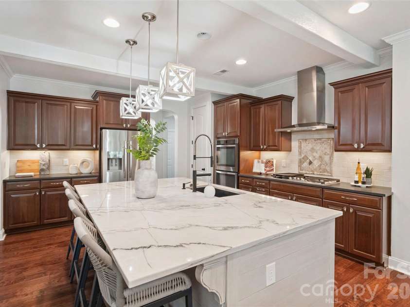 914 Oleander Lane, Waxhaw, NC 28173.  MLS# CAR4404895, YatesRealty ID 39484. Spacious Kitchen with upgraded countertops