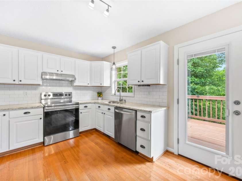 321 Kilmer Lane, Mooresville, NC 28115.  MLS# CAR4405643, YatesRealty ID 39485. Beautifully updated kitchen