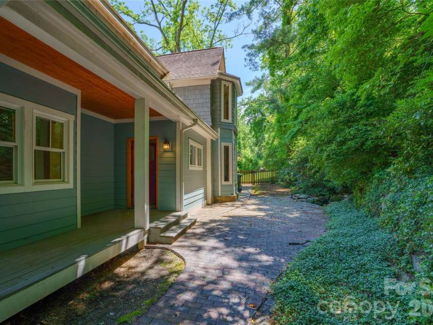 32 Delano Road, Asheville, NC 28805.  MLS# CAR4385729, YatesRealty ID 39488. 