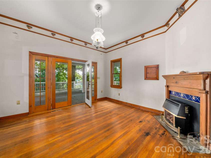 32 Delano Road, Asheville, NC 28805.  MLS# CAR4385729, YatesRealty ID 39488. 