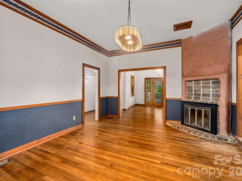 32 Delano Road, Asheville, NC 28805.  MLS# CAR4385729, YatesRealty ID 39488. 