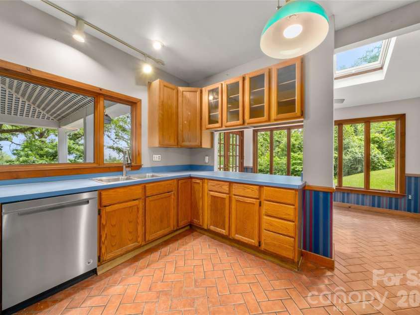 32 Delano Road, Asheville, NC 28805.  MLS# CAR4385729, YatesRealty ID 39488. 