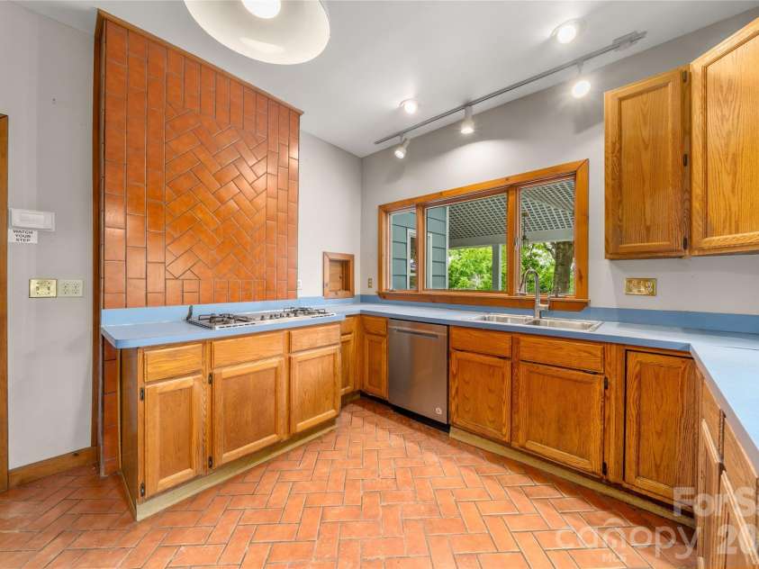 32 Delano Road, Asheville, NC 28805.  MLS# CAR4385729, YatesRealty ID 39488. 