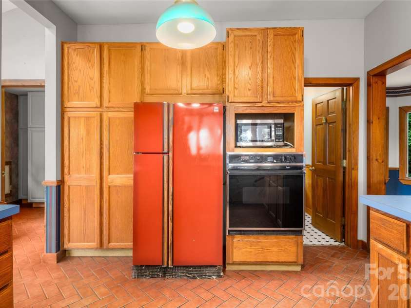 32 Delano Road, Asheville, NC 28805.  MLS# CAR4385729, YatesRealty ID 39488. 