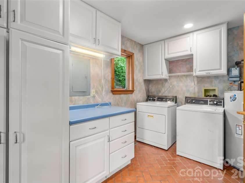 32 Delano Road, Asheville, NC 28805.  MLS# CAR4385729, YatesRealty ID 39488. 