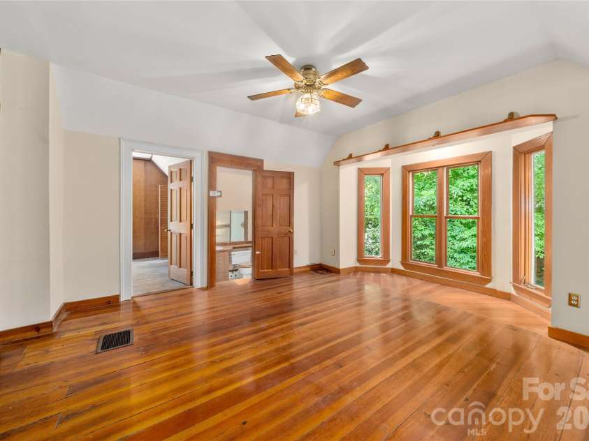 32 Delano Road, Asheville, NC 28805.  MLS# CAR4385729, YatesRealty ID 39488. 