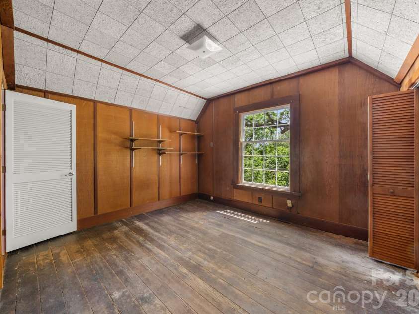 32 Delano Road, Asheville, NC 28805.  MLS# CAR4385729, YatesRealty ID 39488. 