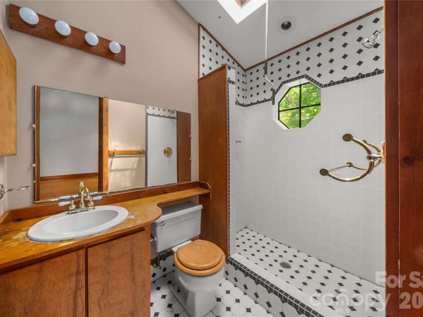 32 Delano Road, Asheville, NC 28805.  MLS# CAR4385729, YatesRealty ID 39488. 