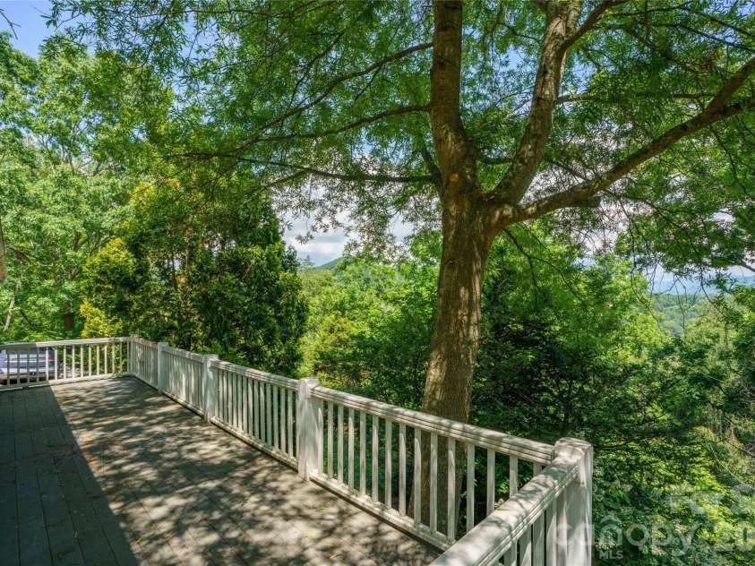 32 Delano Road, Asheville, NC 28805.  MLS# CAR4385729, YatesRealty ID 39488. 