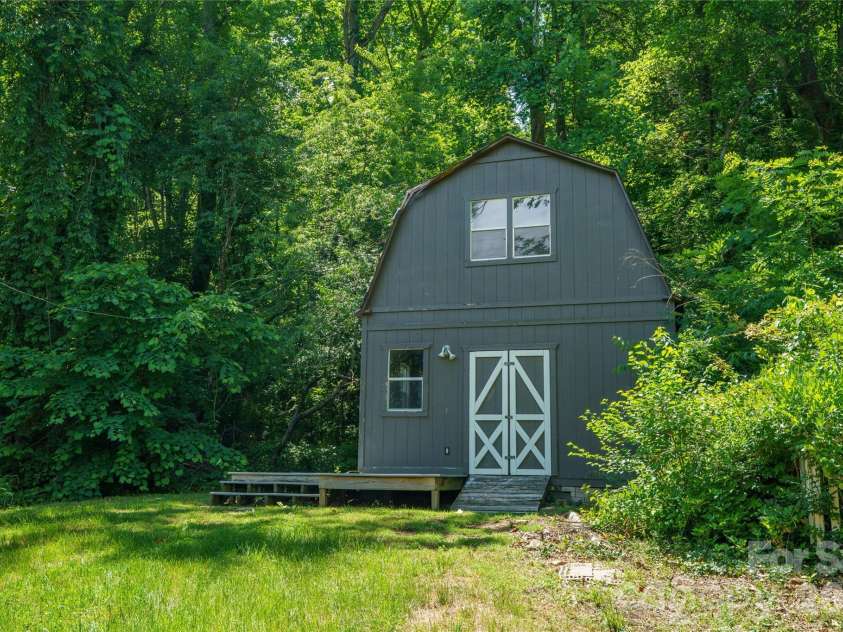 32 Delano Road, Asheville, NC 28805.  MLS# CAR4385729, YatesRealty ID 39488. 