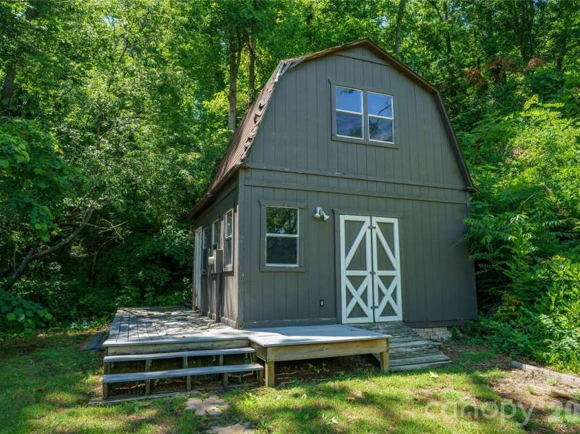 32 Delano Road, Asheville, NC 28805.  MLS# CAR4385729, YatesRealty ID 39488. 