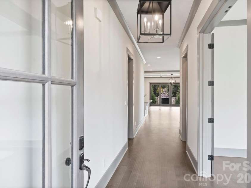 8159 Fairview Road, Charlotte, NC 28226.  MLS# CAR4350673, YatesRealty ID 39491. Entryway