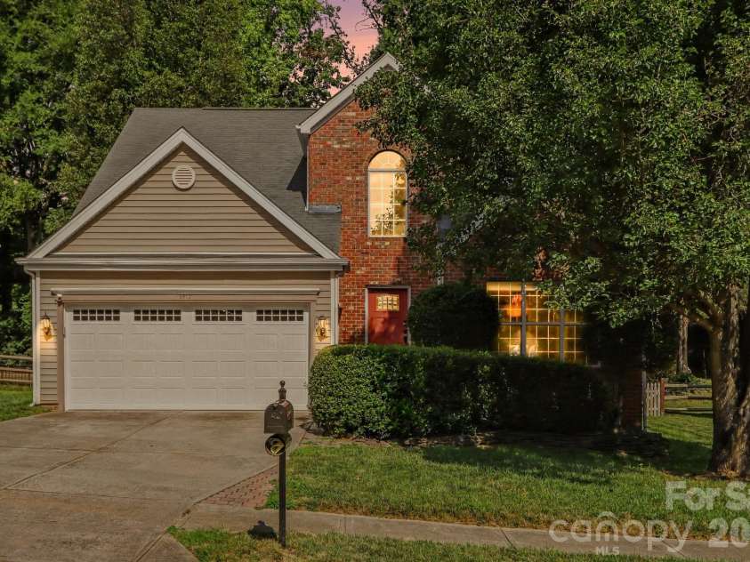 5912 Downfield Wood Drive, Charlotte, NC 28269.  MLS# CAR4406074, YatesRealty ID 39493. 