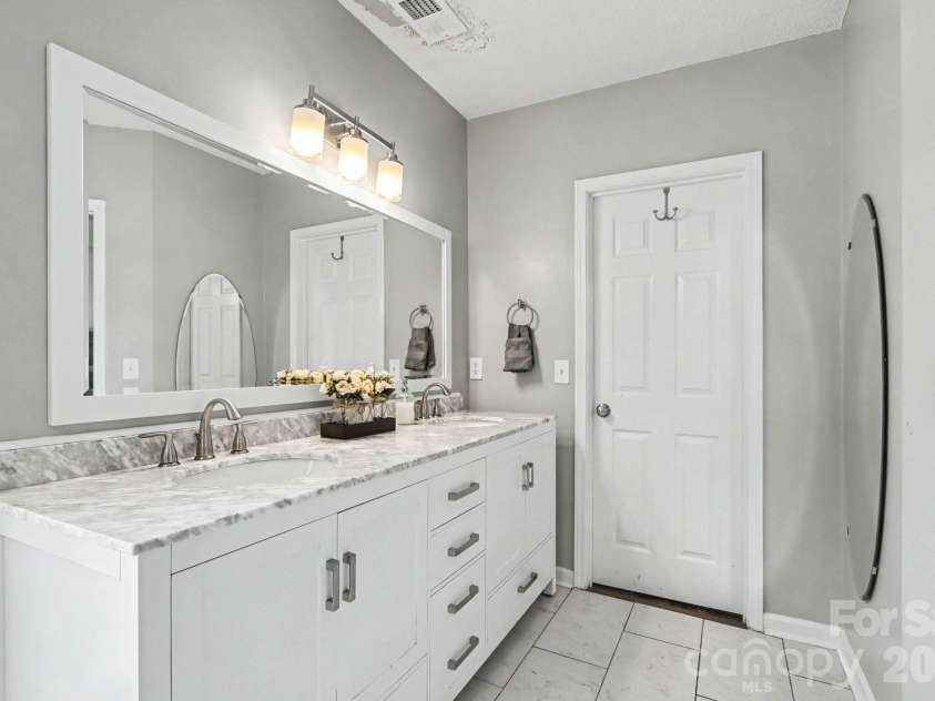 5912 Downfield Wood Drive, Charlotte, NC 28269.  MLS# CAR4406074, YatesRealty ID 39493. 