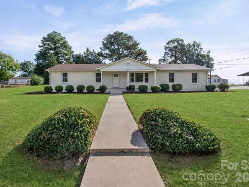 520 Wright Avenue, Kannapolis, NC 28083.  MLS# CAR4406912, YatesRealty ID 39498. 520 Wright Ave, Front door faces West