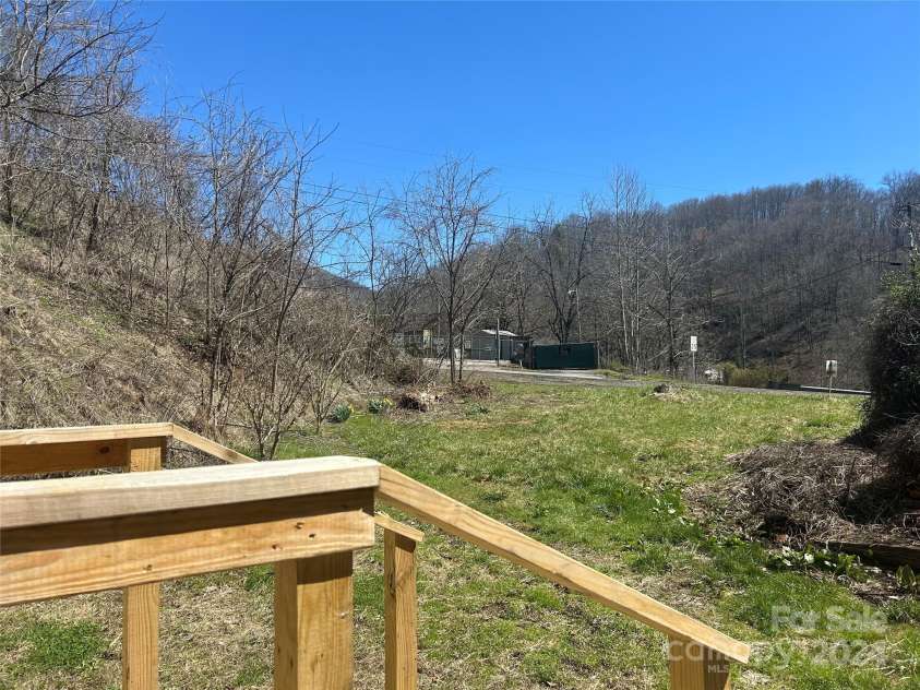 561 Deyton Road, Bakersville, NC 28705.  MLS# CAR4117463, YatesRealty ID 3950. 