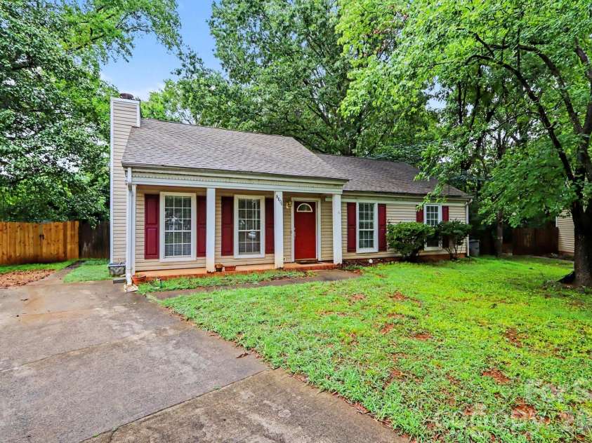 8804 Royal Scot Lane, Charlotte, NC 28227.  MLS# CAR4405074, YatesRealty ID 39500. 