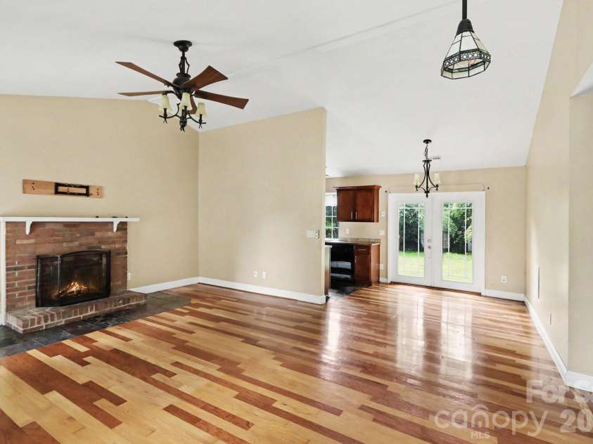 8804 Royal Scot Lane, Charlotte, NC 28227.  MLS# CAR4405074, YatesRealty ID 39500. 