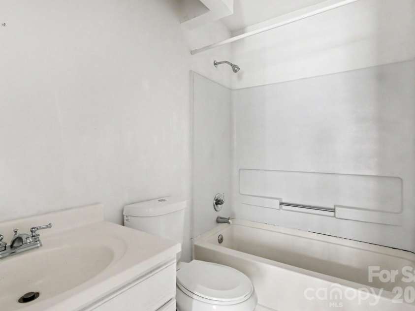 8804 Royal Scot Lane, Charlotte, NC 28227.  MLS# CAR4405074, YatesRealty ID 39500. 