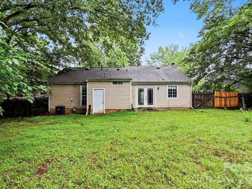 8804 Royal Scot Lane, Charlotte, NC 28227.  MLS# CAR4405074, YatesRealty ID 39500. 