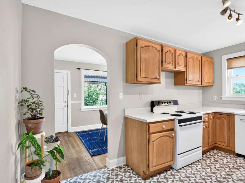 72 Ivanhoe Avenue, Asheville, NC 28806.  MLS# CAR4398114, YatesRealty ID 39504. Kitchen