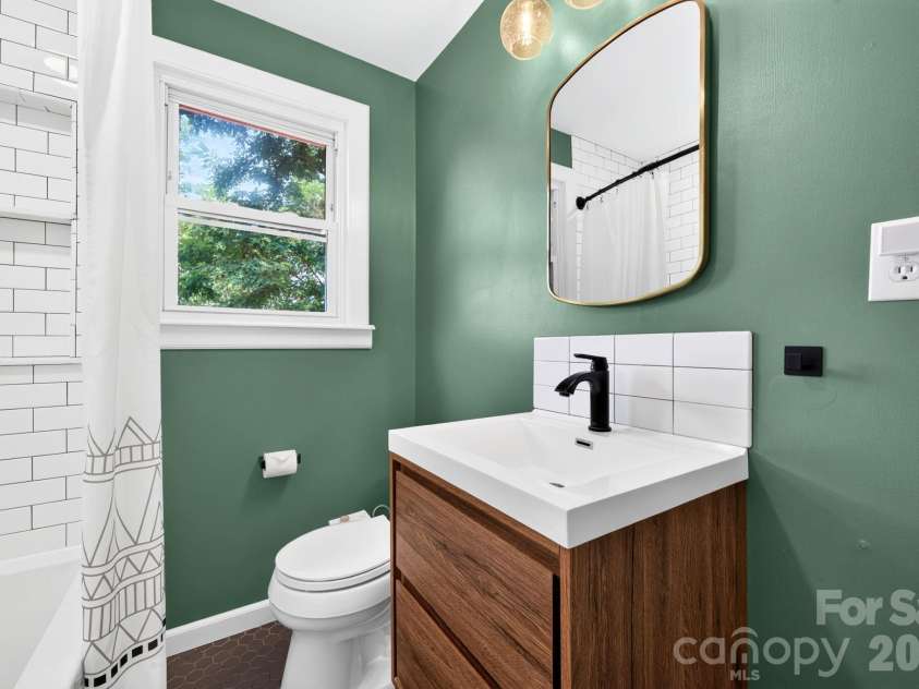 72 Ivanhoe Avenue, Asheville, NC 28806.  MLS# CAR4398114, YatesRealty ID 39504. Main level bathroom