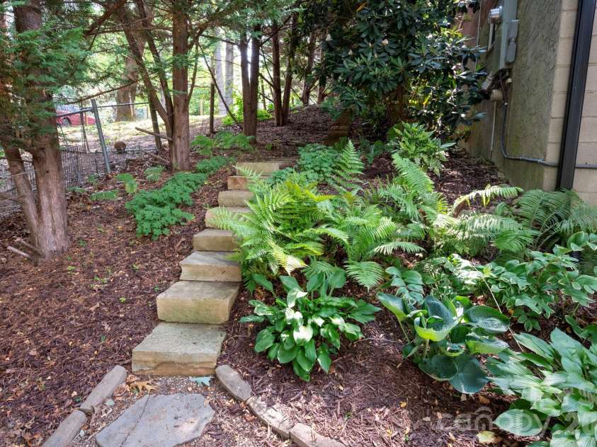 72 Ivanhoe Avenue, Asheville, NC 28806.  MLS# CAR4398114, YatesRealty ID 39504. Stone terracing