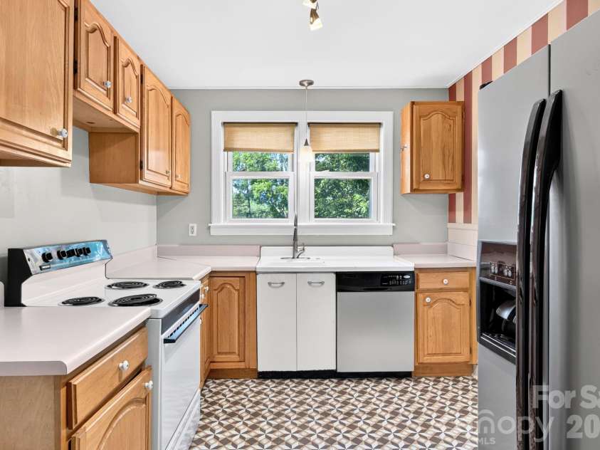 72 Ivanhoe Avenue, Asheville, NC 28806.  MLS# CAR4398114, YatesRealty ID 39504. Vintage drainboard sink