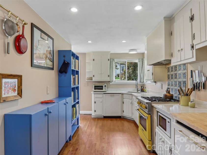 851 Sand Hill Road, Asheville, NC 28806.  MLS# CAR4406866, YatesRealty ID 39508. 