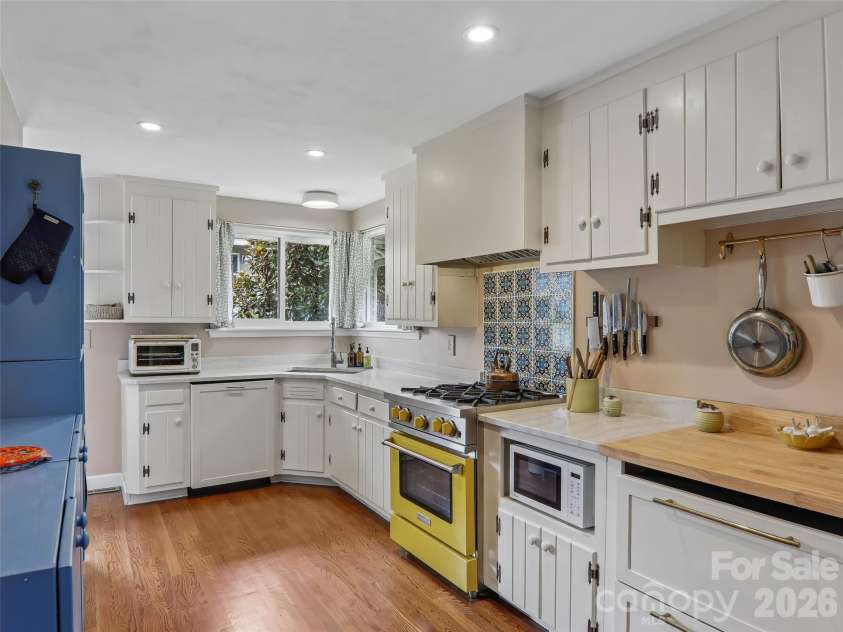 851 Sand Hill Road, Asheville, NC 28806.  MLS# CAR4406866, YatesRealty ID 39508. 