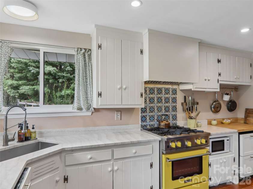 851 Sand Hill Road, Asheville, NC 28806.  MLS# CAR4406866, YatesRealty ID 39508. 