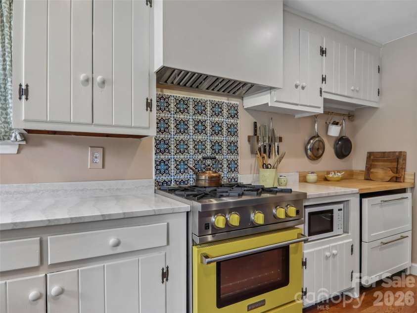 851 Sand Hill Road, Asheville, NC 28806.  MLS# CAR4406866, YatesRealty ID 39508. 