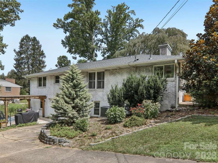 851 Sand Hill Road, Asheville, NC 28806.  MLS# CAR4406866, YatesRealty ID 39508. 