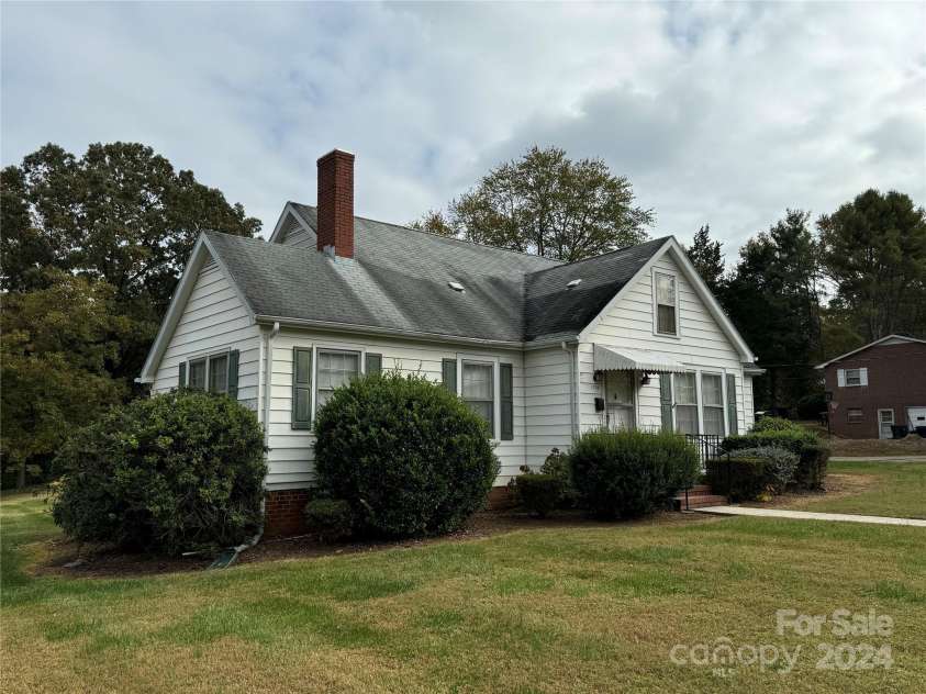 1716 3rd Street, Hickory, NC 28601.  MLS# CAR4201925, YatesRealty ID 3951. 