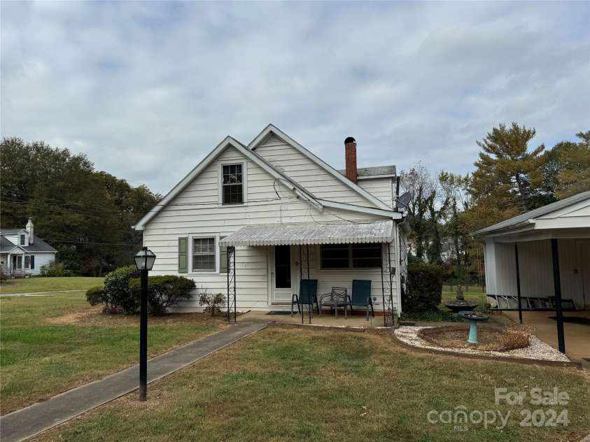 1716 3rd Street, Hickory, NC 28601.  MLS# CAR4201925, YatesRealty ID 3951. 